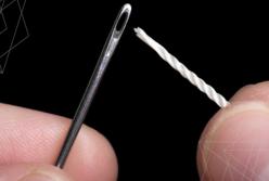 Самый простой способ вдеть нитку в иголку: невероятно легко (видео)