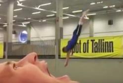 Очень смешная зарядка от эстонских акробатов: прыжок в трусы и передвижение в шпагате (видео)