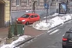 В Киеве водитель оставил автомобиль в опасной зоне и поплатился за это (видео)