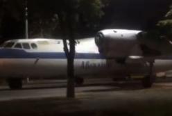 По проспекту в Киеве ночью проехал самолет (видео)
