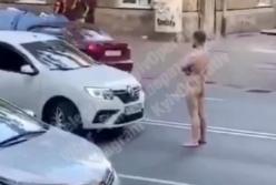 В Киеве голый мужчина на дороге получил удар от водителя (видео)