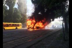 Горит автобус на Дегтяревской в Киеве (видео)