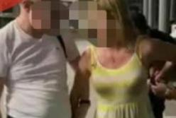 В Киеве пьяная женщина после ДТП устроила скандал с раздеванием (видео)