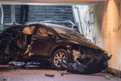 Страшное ДТП: в Киеве Mazda влетела в остановку, а затем подземный переход (видео)