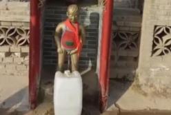 Скульптура писающего мальчика стала источником питьевой воды для деревни (видео)