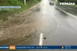 Оползень на Прикарпатье: несколько сел отрезаны от цивилизации (видео)