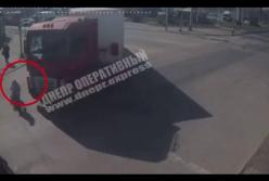 Водитель не заметил: момент страшного ДТП с фурой в Днепре (видео)