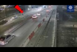 В Киеве пьяный водитель устроил аварию на мосту (видео)