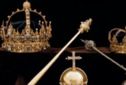 "Бомба": в мусорнике нашли корону и другие  королевские драгоценности (видео)