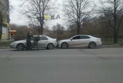 В Харькове водители устроили разборки на дороге (видео)