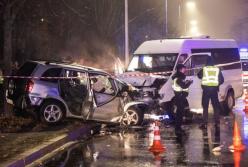 В Киеве маршрутка с пассажирами попала в смертельное ДТП:  2 человека погибли, 8 пострадали​ (видео)