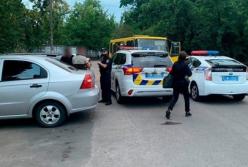 В Киеве двое парней угнали маршрутку (видео)