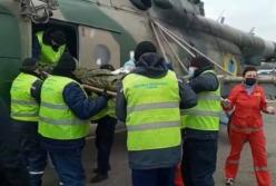 В Днепр на вертолете эвакуировали двух раненых военнослужащих (видео)