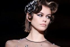 Известная 18-летняя модель дефилировала без белья (видео)