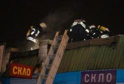 Ночью в Киеве снова горел рынок Юность (видео)