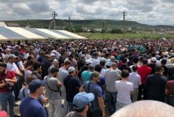 В Крыму на похороны погибшего ребенка пришли тысячи людей (видео)