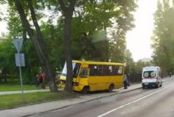 Во Львове маршрутка врезалась в дерево: пять пострадавших (видео)