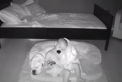 Родители установили видеоняню в комнате у малыша и очень удивились увиденному (видео)
