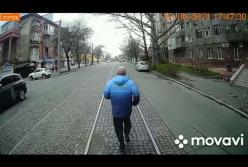 В Николаеве опоздавший пассажир бежал перед едущим трамваем (видео)