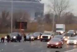 Денежный дождь: инкассатор рассыпал деньги прямо на трассе (видео)