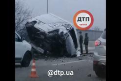 Под Киевом авто на скорости влетело в отбойник (видео)