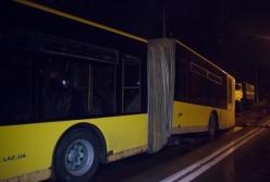 В Киеве на "лежачем полицейском" развалился автобус (видео)
