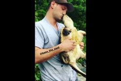 Черепаха показала рыбаку, кто главный на пруду (видео)