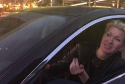 Кандидат в депутаты материт полицейскую (видео 18+)