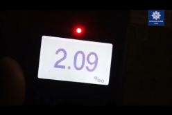 В Киеве пьяный водитель на скорости влетел в грузовик и пытался сбежать с места ДТП (видео)