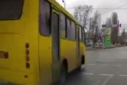 Водитель маршрутки в Киеве возмутил дикой выходкой на дороге (видео)