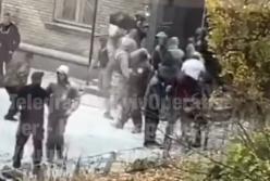 В Киеве произошла массовая драка при выселении жильцов из общежития (видео)