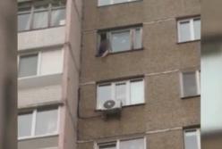 В Киеве пенсионерка вылезла в окно, спасаясь от пьяного сына (видео)