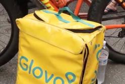 Ужасные условия труда: курьеры Glovo устроили митинг в центре Киева (видео)