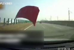 Капот, оторвавшийся от машины, напугал автомобилистку (видео)