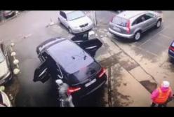 В центре Одессы по среди белого дня похитили молодую девушку (видео)