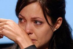 Анджелина Джоли расплакалась, провожая сына в университет (видео)