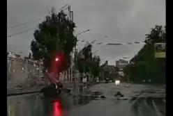 В Одессе в результате ДТП автомобиль разорвало на части, двое погибших (видео)
