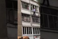 Полицейский чудом спас ребёнка, которого пытались выбросить из окна (видео)