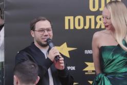 Оля Полякова показала бесконечные ноги в эффектном платье (видео)