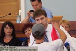 Депутату на трибуне подарили женские трусы (видео)