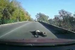 Под Днепром пациент на ходу выпал из кареты скорой помощи (видео)