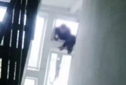 В Киеве мужчина пытался выброситься из окна (видео)