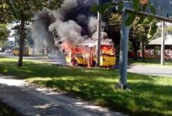 В Чернигове на ходу загорелась маршрутка с пассажирами (видео)