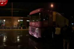 В Киеве пьяный водитель на фуре решил заехать на МакДрайв, но что-то пошло не так (видео)