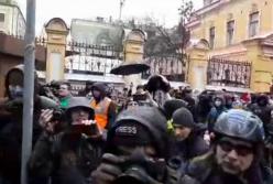 Нацкорпус забросал администрацию Порошенко плюшевыми свиньями: как это было (видео)