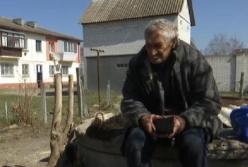 На Киевщине пенсионер живет в железной будке (видео)