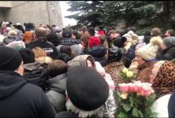 Появилось новое видео с похорон певицы Юлии Началовой