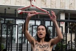 В Киеве активистка Femen разделась под посольством Польши (видео)