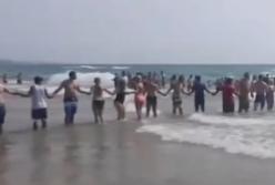 Десятки отдыхающих в США образовали "живую цепь" ради спасения 6 утопающих (видео)