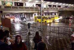 В Киеве мощный ливень - срывает люки, авто плывут: впечатляющие съемки (видео)